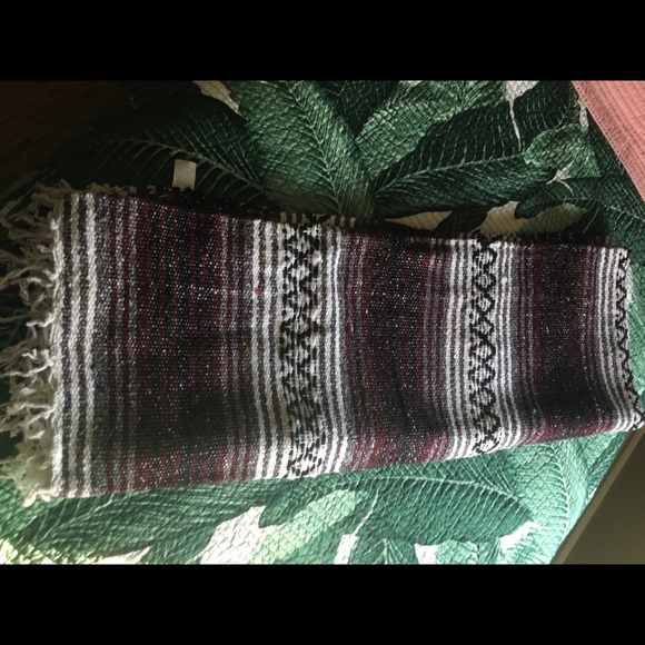 NW AZTEC MAROON STYLE THROW BLANKET 52”x70” - Picture 2 of 8